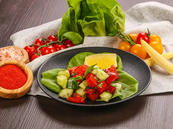 Gemüsesalat Mit Tomaten Und Gurken Würzen — Stockfoto