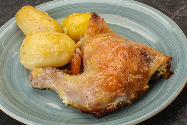 Gebratene Hähnchenkeule Mit Bratkartoffeln — Stockfoto