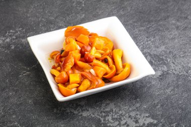 Baharatlı salamura bal mantarı kasede.