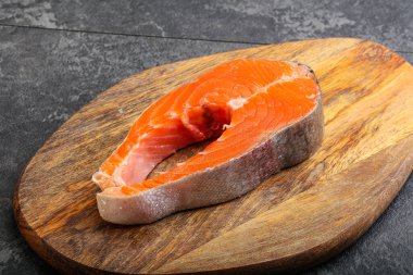 Pişirmek için çiğ somon bifteği.