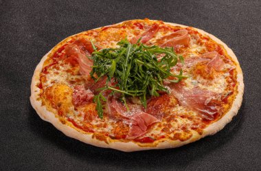 Parmalı pizza, peynir ve roka.