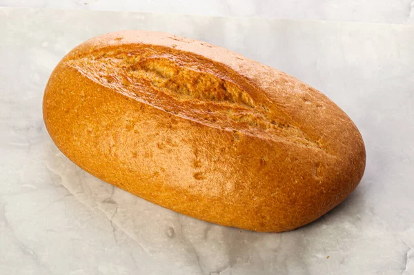 Ev yapımı beyaz ekmek, izole edilmiş.