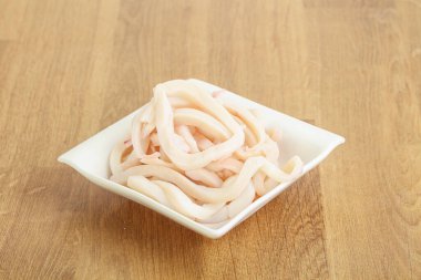 Terbiye edilmiş mürekkep balığı kasede atıştırmalık.