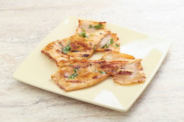 Unagi soslu ve otlu ızgara kalamar.