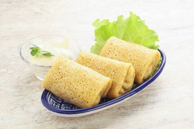 Et ve krema soslu krep.