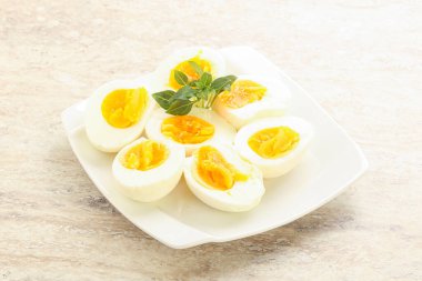 Kahvaltıda haşlanmış tavuk yumurtası, yumurta kabuğu olmadan.