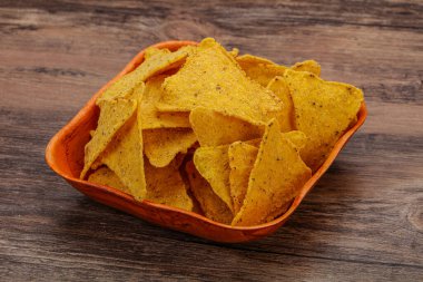 Meksika mısır cipsi üçgen yığını.