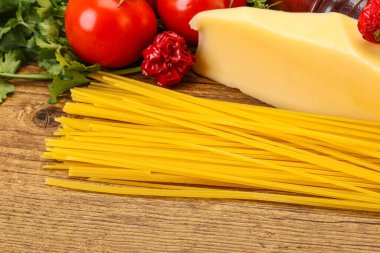 Çiğ İtalyan spagetti yığını, peynir ve sebzeli.