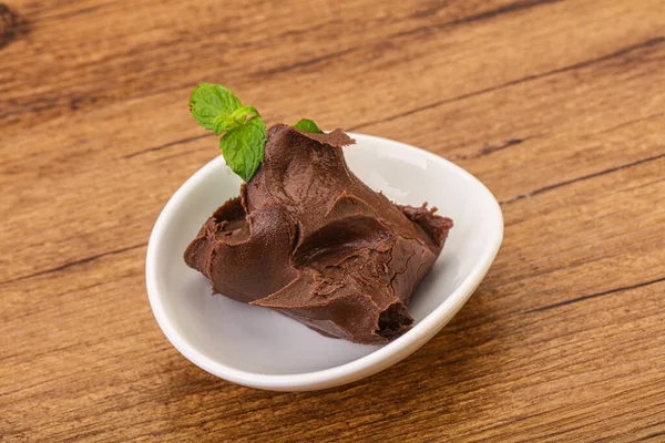 Chokladspridning Med Nazelnötsspridning — Stockfoto