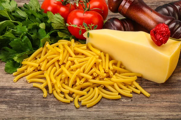 Italiaanse Pasta Rauwe Maccheroni Voor Het Koken Geserveerd Groenten — Stockfoto