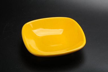 Mutfak için renkli boş kase izole