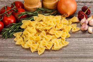 Çiğ İtalyan statü buğday farfalle makarna pişirmek için