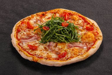 Pastırmalı pizza, peynir ve roka.