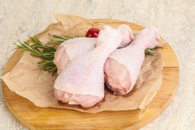 Pişirmek için üç tavuk budu budu.