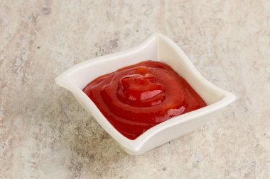 Sıcak ve baharatlı Sriracha sosu kasede