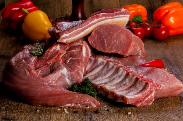 Carne Crua Porco Sobre Fundo Madeira — Fotografia de Stock
