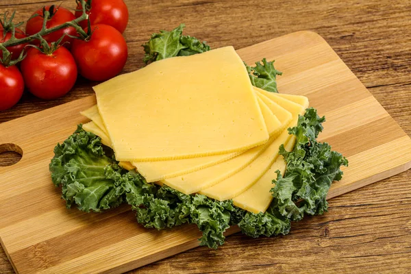 Lanche Queijo Gauda Fatiado Sobre Bordo — Fotografia de Stock