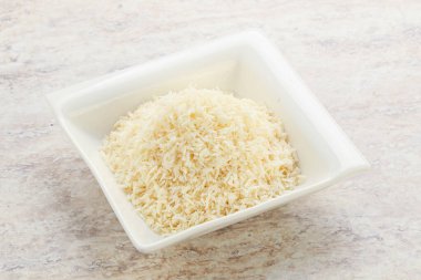 Kâsede doğal organik hindistan cevizi parçalanmış toz.