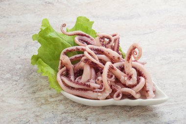 Tabakta marine edilmiş kalamar dokunaçları var.