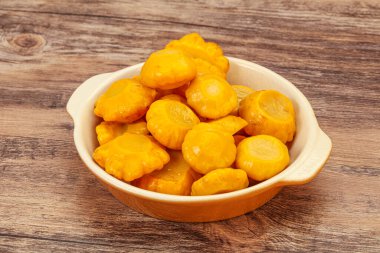 Vejetaryen yemeği - Kasede marine edilmiş sarı veranda