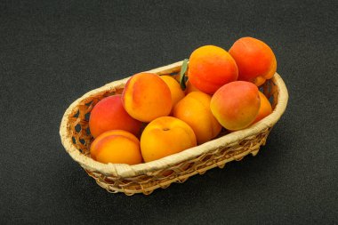 Taze, tatlı, birkaç kayısı meyvesi.