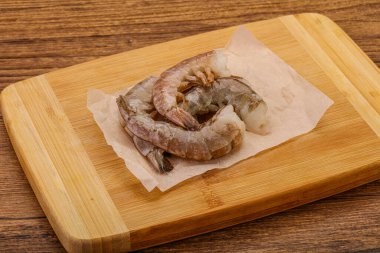 Çiğ kaplan karides yığını yemek için.