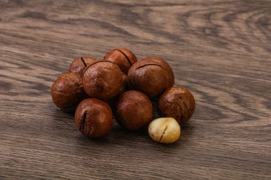 Kahverengi yakın plan Macadamia ceviz yığını.