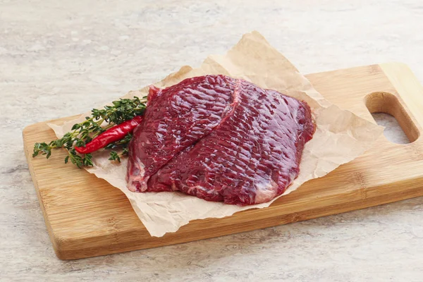 Izgara için çiğ pala bifteği kekik servis edilir.,