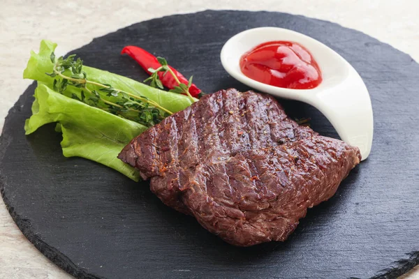 Grillezett Machete Szoknya Marhahús Steak Kakukkfűvel Ketchuppal — Stock Fotó