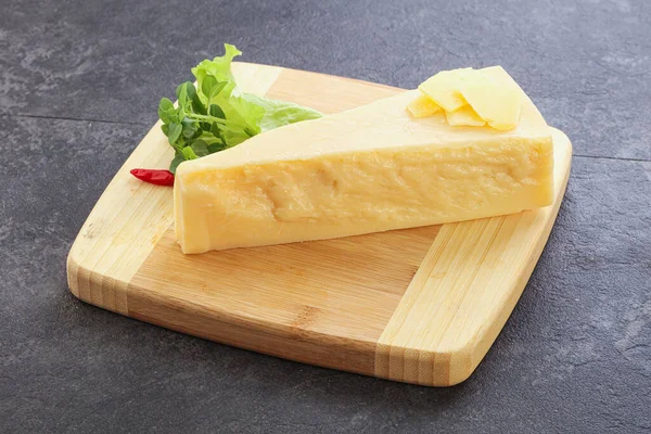 Güvertede Parmesan Peyniri Yaprağı Var — Stok fotoğraf