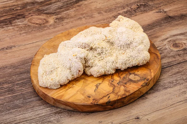 Kızartma için çiğ domuz eti şnitzel.