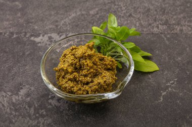 Fesleğen ve sedir fıstıklı yeşil sos sosu.