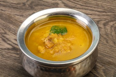 Füme et ve sebzeli bezelye çorbası.