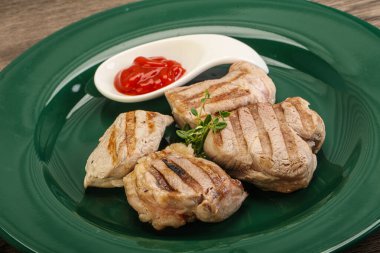 Domates soslu ızgara domuz filetosu kekik servis edilir.