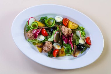 Sebzeli ve zeytinli ton balığı salatası.