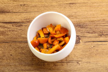 Baharatlı salamura bal mantarı kasede.