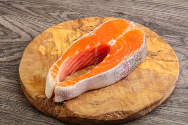 Pişirmek için çiğ somon bifteği.