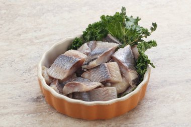 Kavanozda balık fileto dilimi var.