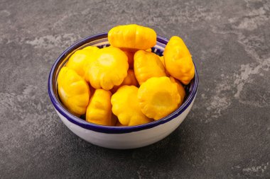 Kasede marine edilmiş bebek pastaları var.