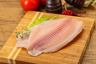 Pişirmek için çiğ tilapia balığı filetosu.