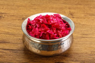 Kasede pancar kökü olan marine edilmiş kırmızı lahana.