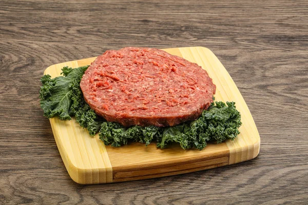 烤汉堡包用生牛肉片 — 图库照片