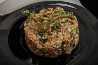 Kaparili çiğ tartar atıştırmalığı.