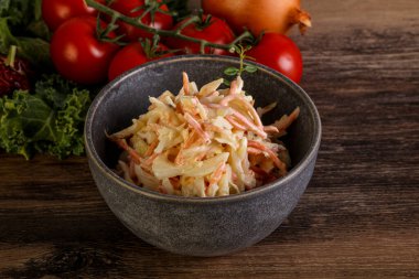 Lahana ve havuçlu vejetaryen lahana salatası.