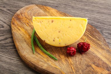 Cevizli sert peynir tuğlası.