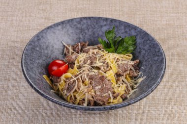 Biftek ve peynirli İtalyan Makarnası