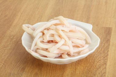 Terbiye edilmiş mürekkep balığı kasede atıştırmalık.