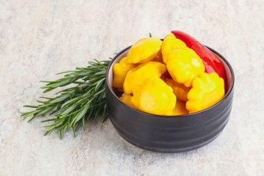 Turşulu sarı pastanın içinde doğal atıştırmalıklar.