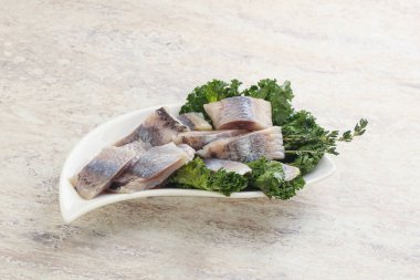 Kavanozda balık fileto dilimi var.