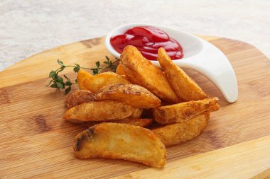 Kızarmış patates ve domatesli ketcup.